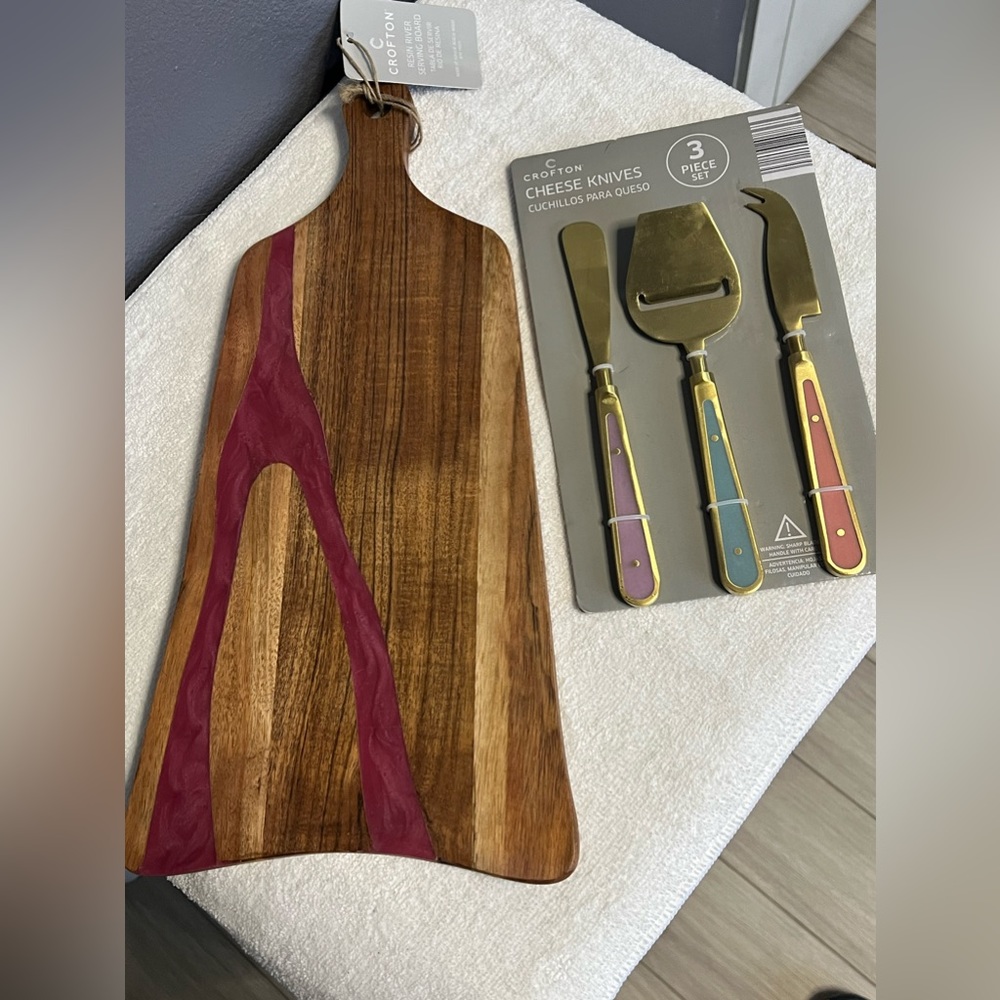 Resin Cheeseboard with knives set.